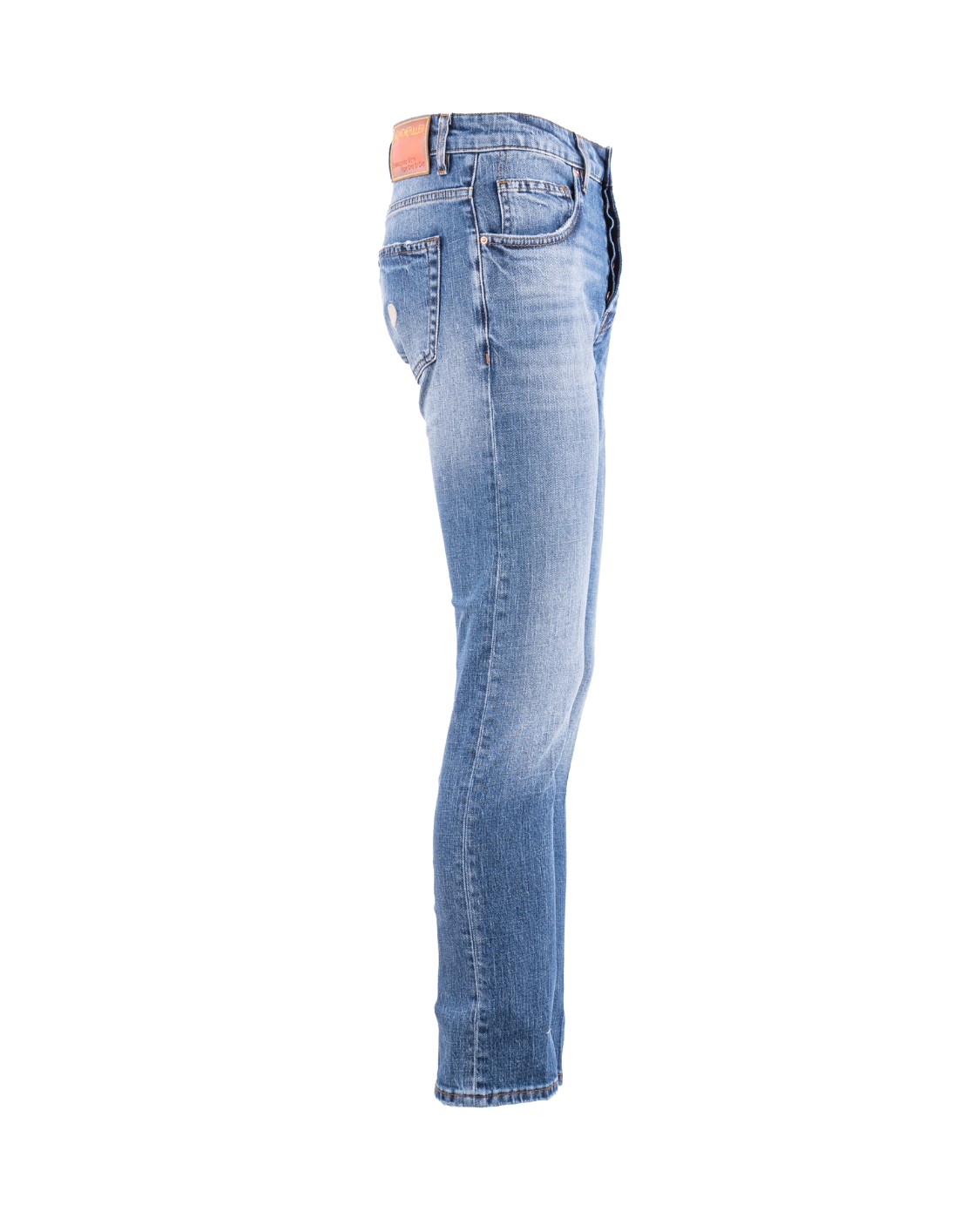shop DON THE FULLER  Jeans: Don The Fuller jeans "Yaren".
Vestibilità affusolata.
Lavaggio azzurro.
Bottone oro-rosa, etichetta in pelle ricamata, cuciture e punti gialli, leggera carteggiatura.
Composizione: 99% Cotone, 1% Elastan.
Made in Italy.. YAREN-D number 2698442